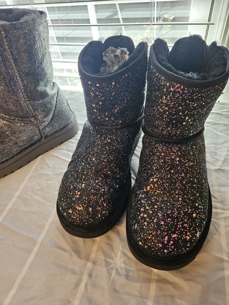 Botas de mujer UGG sise 7 estan en exelente condicion, precio en la tienda ?, mas de $170.00 c/una Precio x cada una 40.00. Mas InfoInformacion