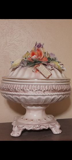 VERY BEAUTIFUL VINTAGE LARGE VASE WITH LID CAPADIMONTE ITALY..  BRAND NEW