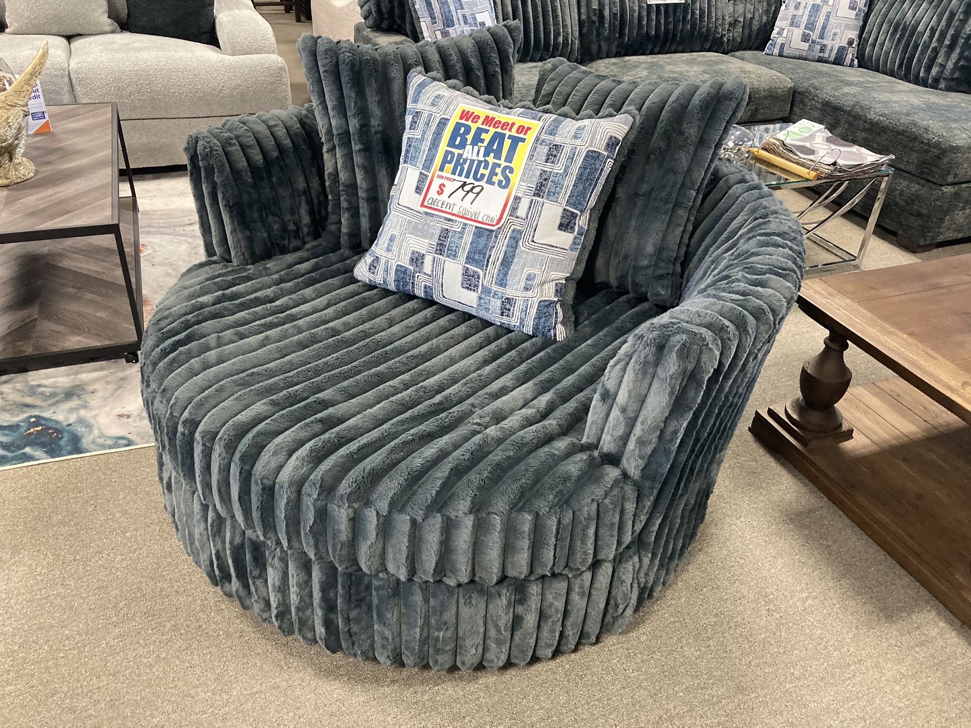 Swivel Chair! $699! Easy Financing! 💥🚨🏠