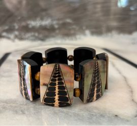 Mother of Pearl & Tiger Eye Brazalete. Available in Coral Gables. Hablo Español. Cash please