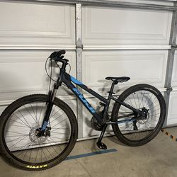 27.5” Fuji Adventure mountain bike