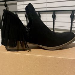 Very G Women’s Black Fringe Bootie! Size 7.5!