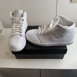 Nike White Shoes Size 10 Me. 