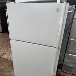 Daewo Refrigerator 33”W 