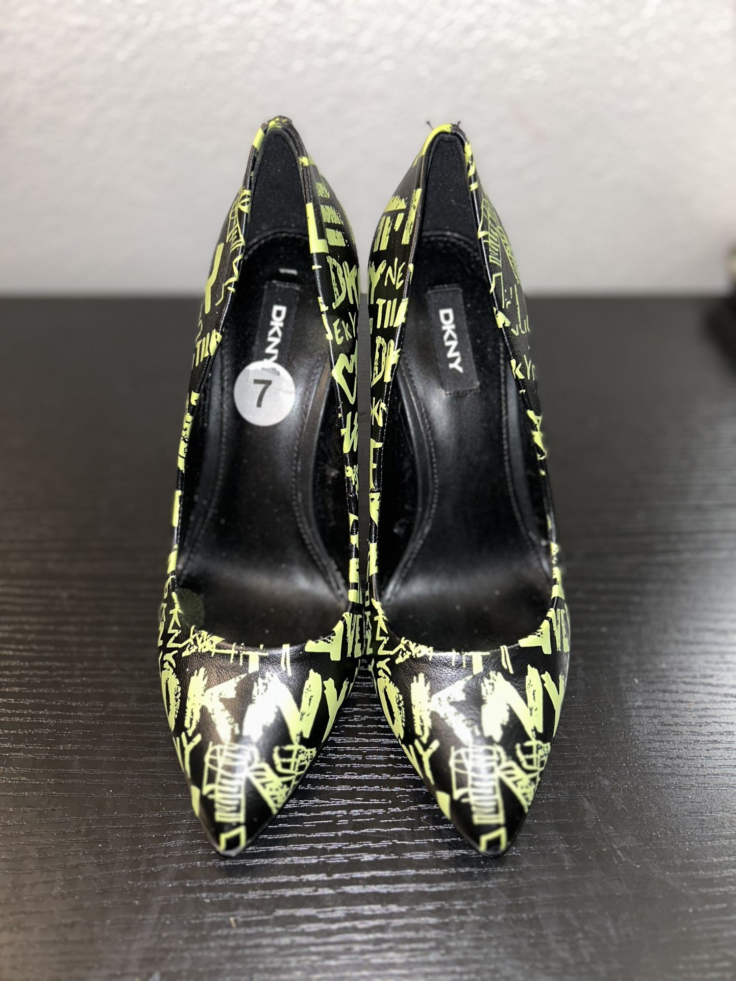 Dkny Gwen Black Background With Neon Green Graffiti Heel Pointed Toe Pumps Sz 7