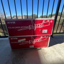 2 NEW KYB 335623 bExcel-G Gas Strut Front