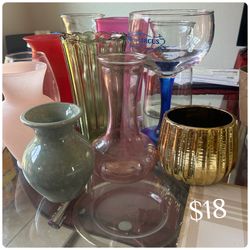 Excellent Condition 12 Pzs pequeños, Medianos y grandes y distintos colores Floreros. SALE  TODAY   $18 🎈