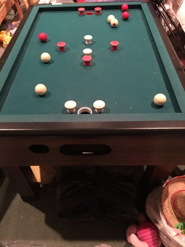 Bumper pool table