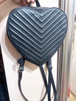 Black heart shape mini backpack. Mochila