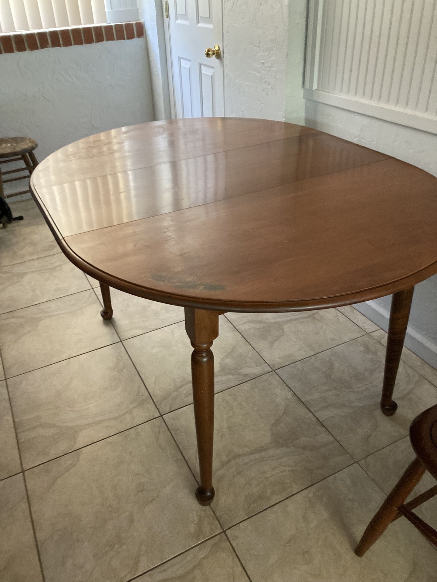 Hitchcock Table With Five Chairs And Leaf