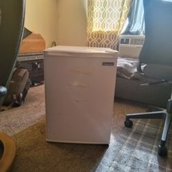 Magic Chef Mini Fridge And Freezer 