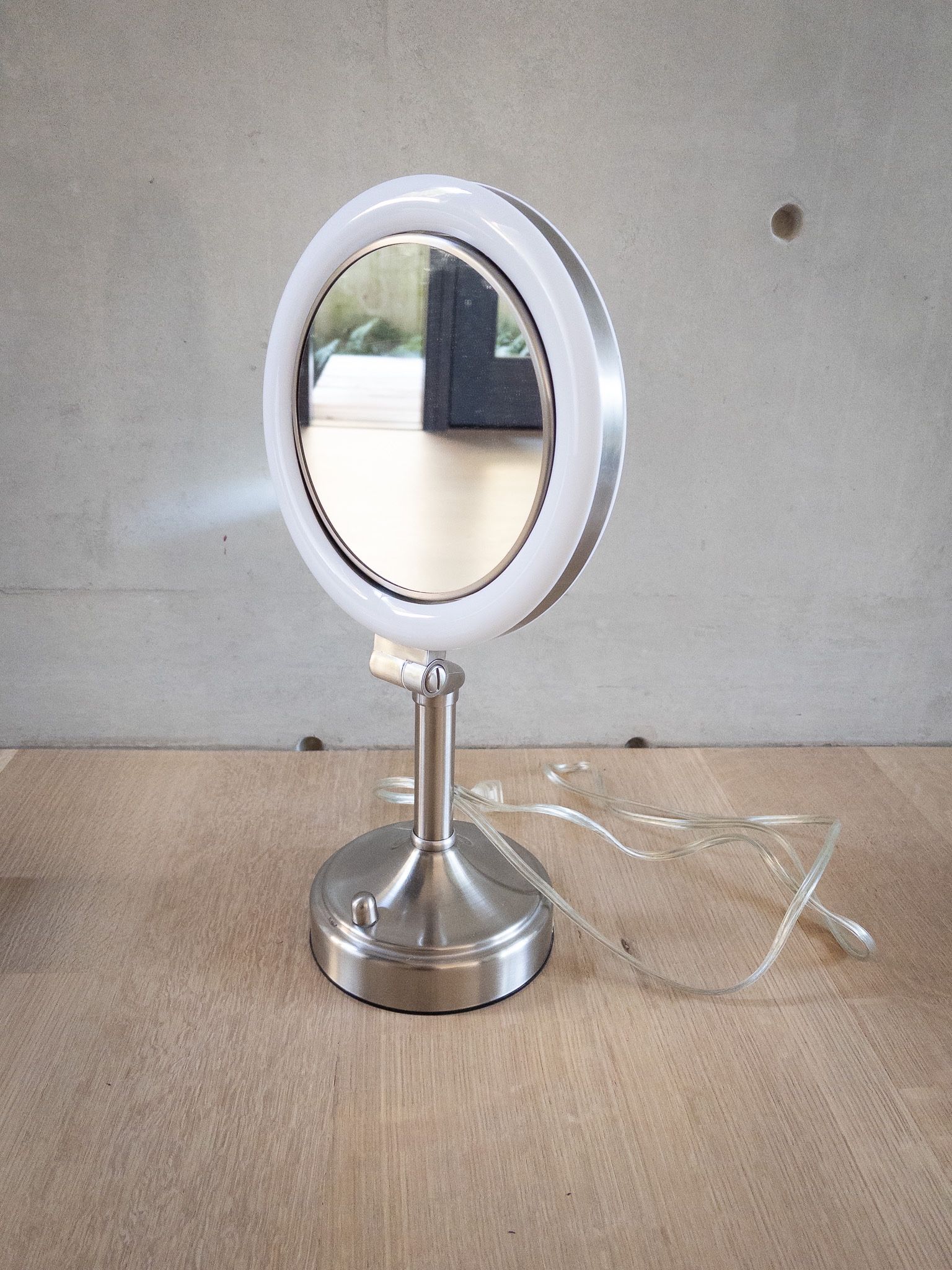 Tabletop makeup mirror with light