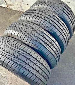 225 60 17 Yokohama tires Con 80% de Vida Las 4