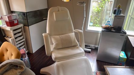 White adjustable spa chair