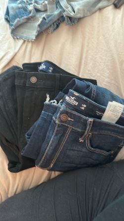 Hollister jeans w rips (two)