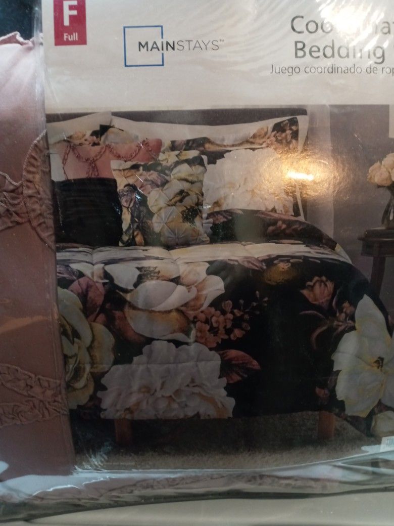 Full Size Comforter Includes 2 Shames 2 Decorative Pillow Cases 3 Decortive Pillows