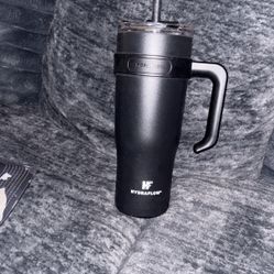 Hydraflow Triple Layered Insulation 40oz Cup With Lid And Straw