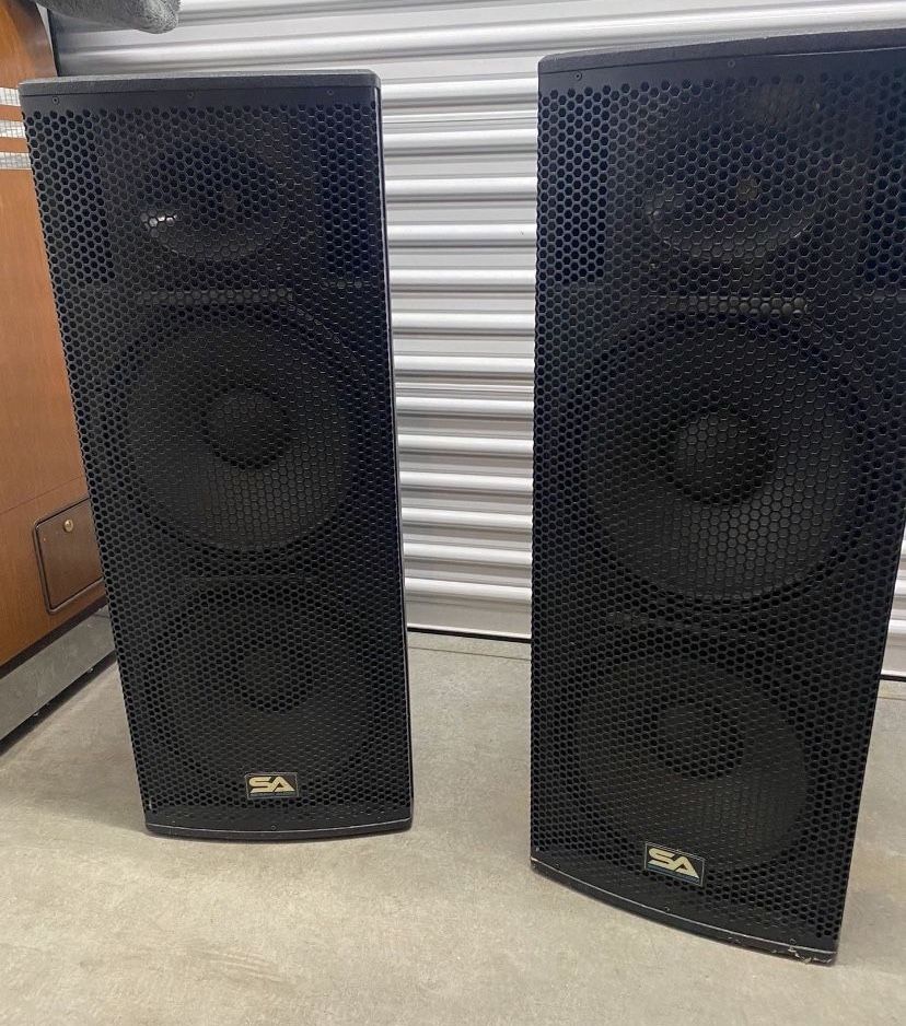 Two Seismic Audio Premium Active Dual 15 inch 2-Way Bi-Amp Loudspeaker with two cables. one is 100 ft and brand new shown in pics the speakers alone