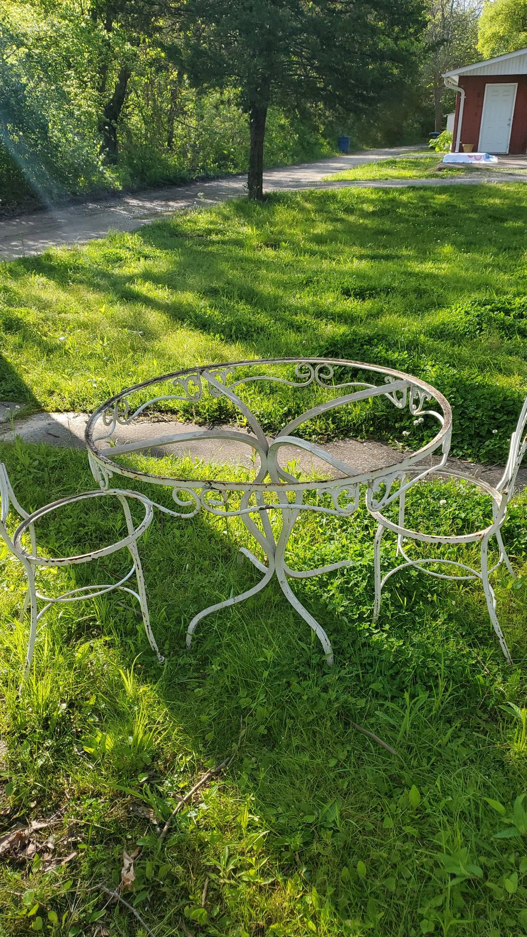Antique iron bistro table and 2 chairs