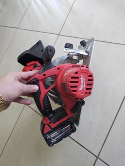 Handheld circular saw in perfect condition, battery included