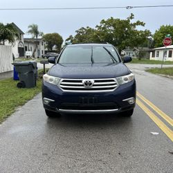 2011 Toyota Highlander LE 