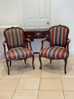 Elegant Pair of Mid Century French Provincial Style Accent Chairs🌷