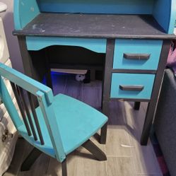 KIDS DESK AND CHAIR