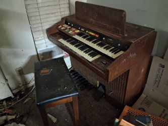 Hammond XL 125 Vintage Electric Organ with seat. Mechanically in good operating condition. Needs to be sold ASAP.