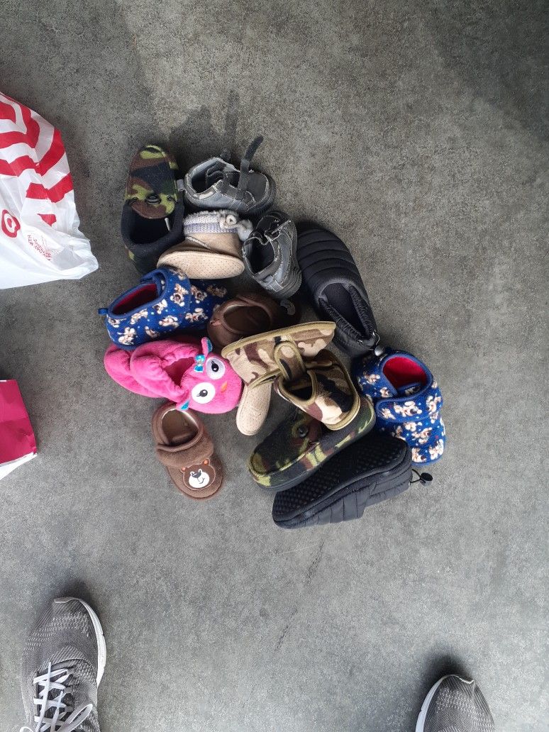 8 Pair Kids Slippers