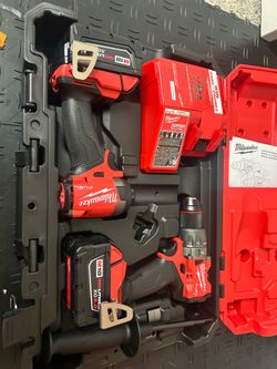 Milwaukee M18 FUEL 18V Lithium-lon Brushless Cordless Hammer Drill and Impact Driver Combo Kit (2-Tool) with 2 Batteries