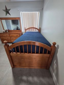 Solid Wood Twin Captain’s Bed with Built-In Bed Storage Drawers