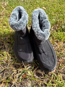 In Stream Black Faux Fur Lined Snow Boots Women's Size 8 to 8.5 Warm black snow boots with a quilted nylon exterior and a grey faux fur lining. These