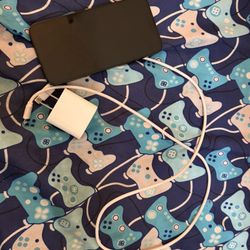 iPhone 13 Midnight 128GB Comes With A Charger And A Charging Dock