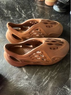 Kids Yeezy foam runners