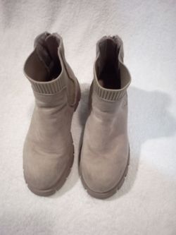 Girls size 1 Boots. $5.00