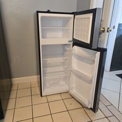 Mini Fridge With Freezer 