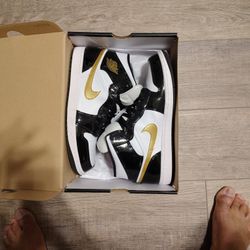 Air Jordan 1Mid SE/ Black Metallic Gold-White