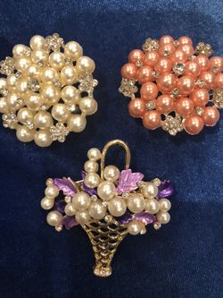 Pearl rhinestone brooches