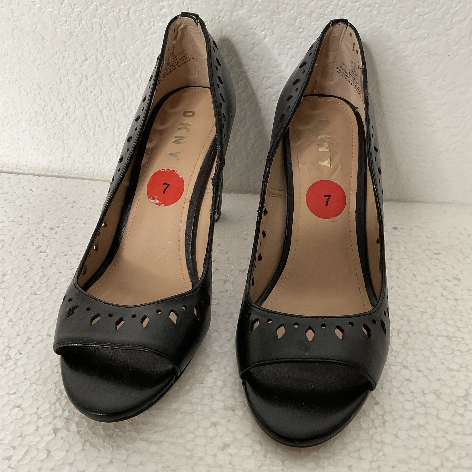 DKNY Deedra Black Cut Out Design Open Toe Side Pumps 3.5” Heel Size 7