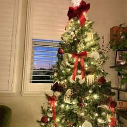6.5ft Pre Lit Christmas Tree With Tree Collar