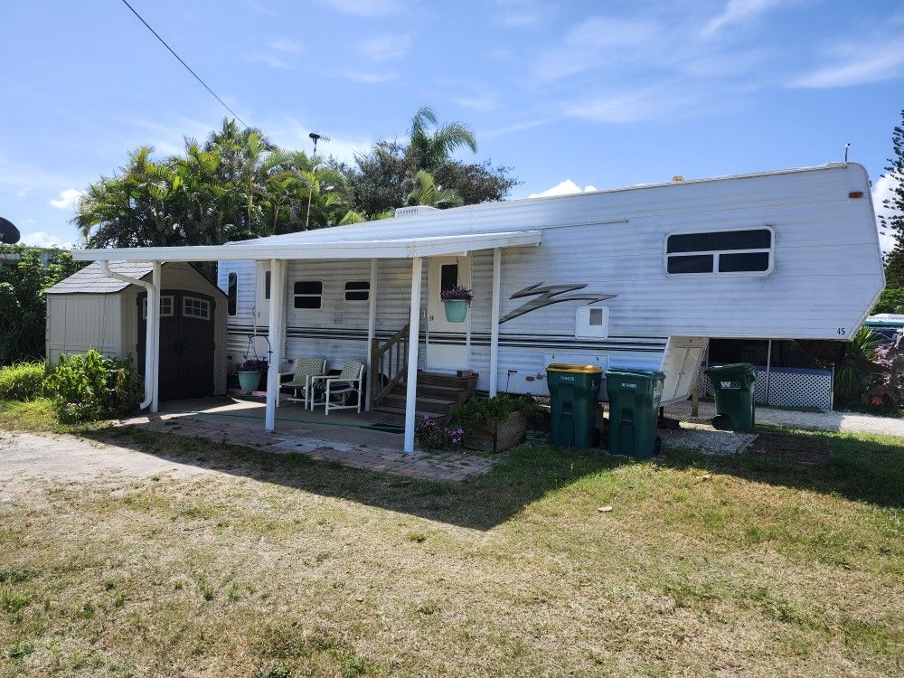 5th Wheel Trailer On Riverview Lot