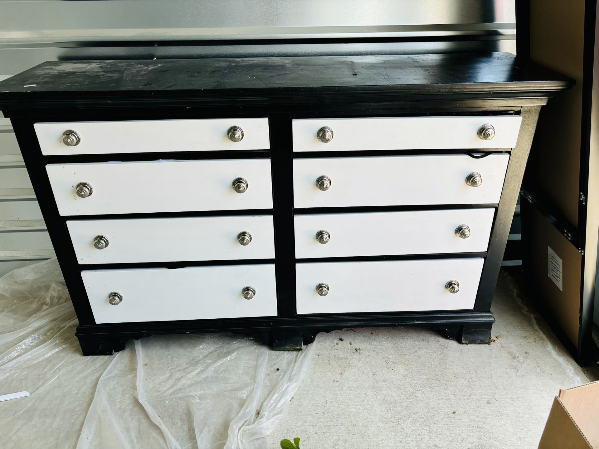 Dresser / Free