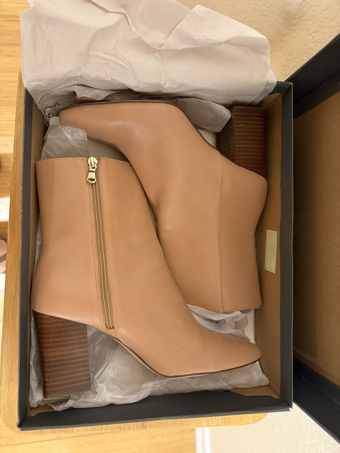 Ann Taylor women’s 9.5 North leather bootie ankle boots in Desert sand color