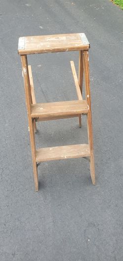 Stapleton Corporation 3-Foot Wooden Step Ladder Model HB-3