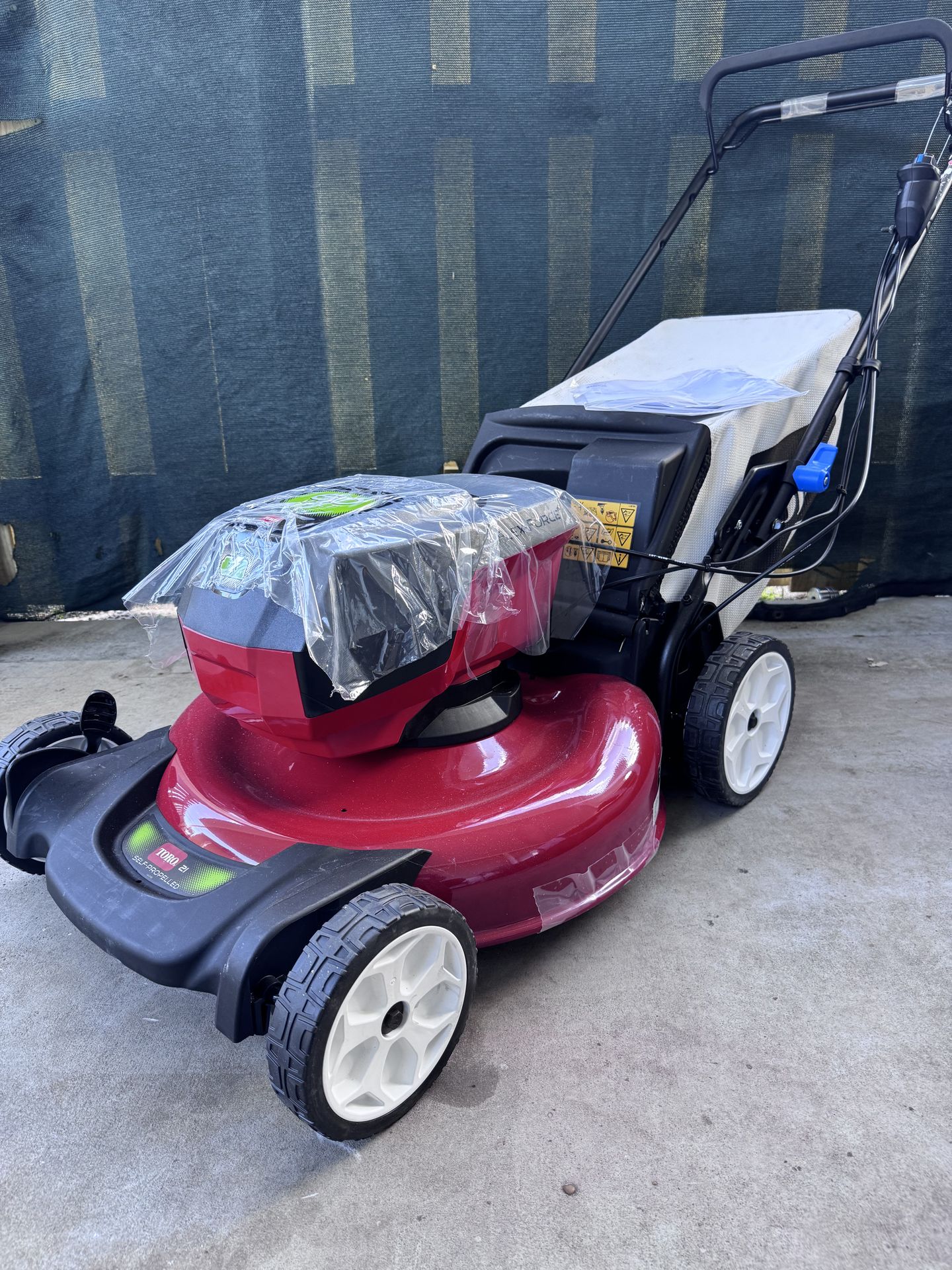BRAND NEW IN A BOX 60 V / 6 Amp h 21 INCH FLEX-FORCE POWER SYSTEM. RECYCLER SELF PROPELLED REAR WHEELS DRIVE LAWN MOVER BATTERY AND CHARGER INCLUDED.