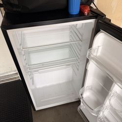 Mini Fridge Frigidaire 3.1 Cu Ft 