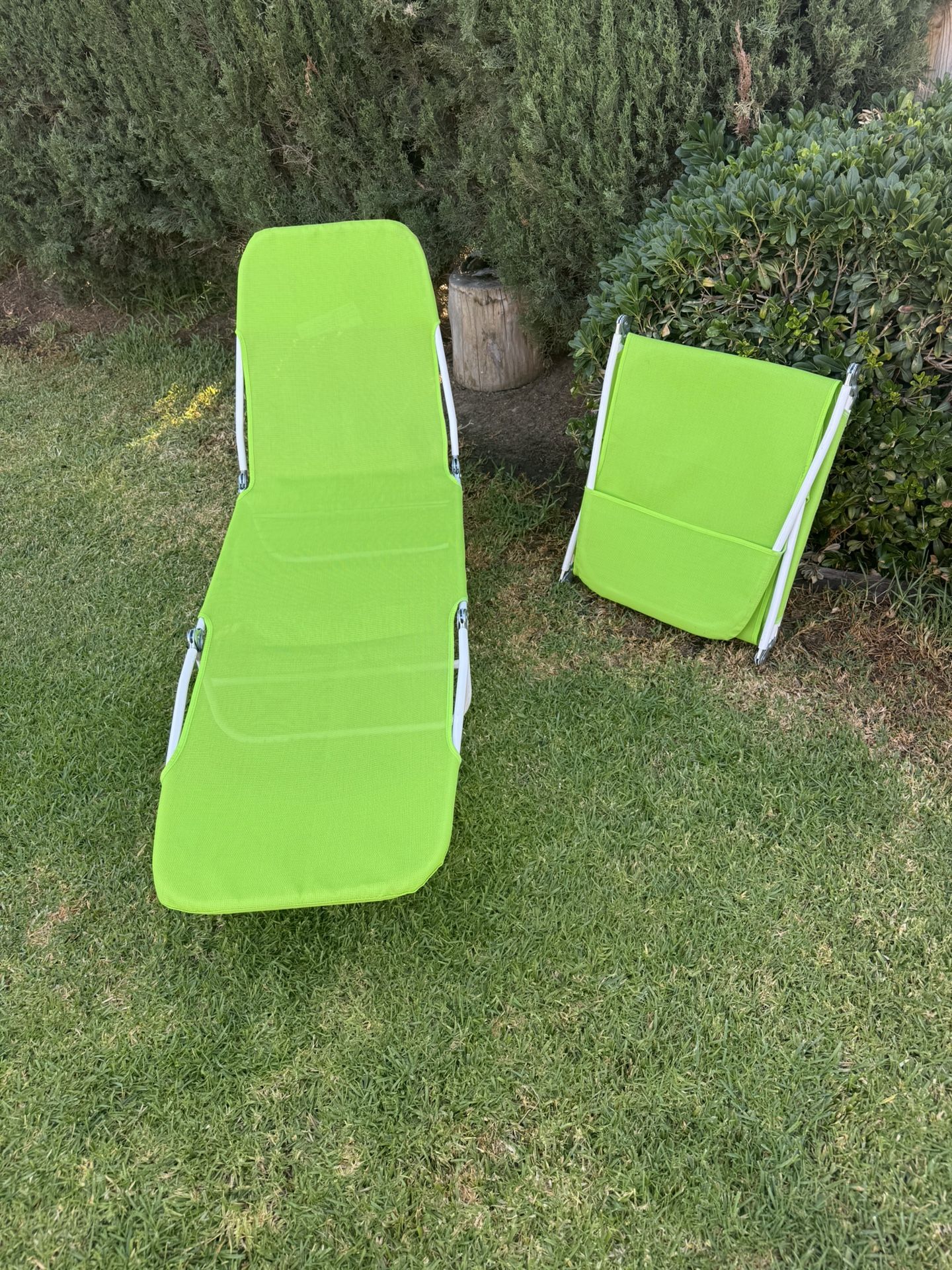 2 Folding Chaise Lounge Chair,/Pool Sun Tanning Chair, Outdoor Lounge Chair , Breathable Mesh Seat, Headrest for Beach, Yard, Pool