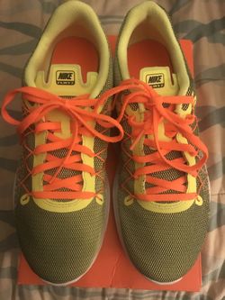 Boy shoe, Nike Running, size 6Y, New