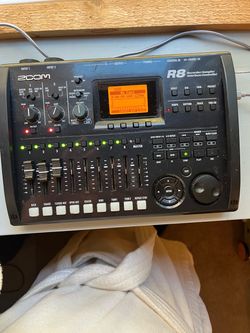 Zoom R8 multitrack recorder DAW controller sampler