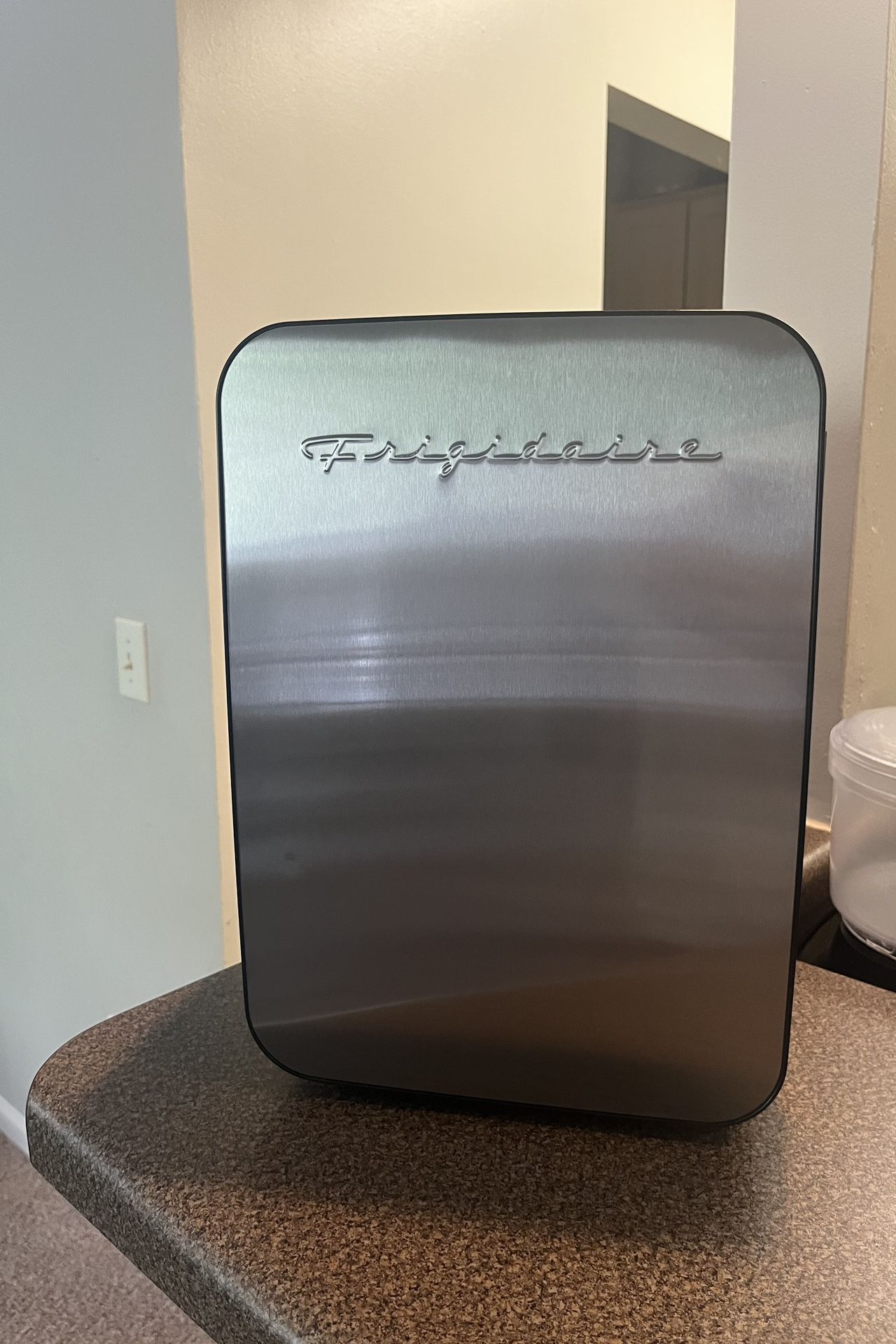 Frigidaire, Retro Stainless Steel 10L, 15-Can Mini Personal Fridge Cooler